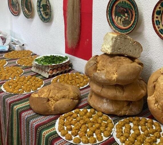 Platos con las tradicionales pelotas de Patiño antes de ser repartidas en el Encuentro de Cuadrillas