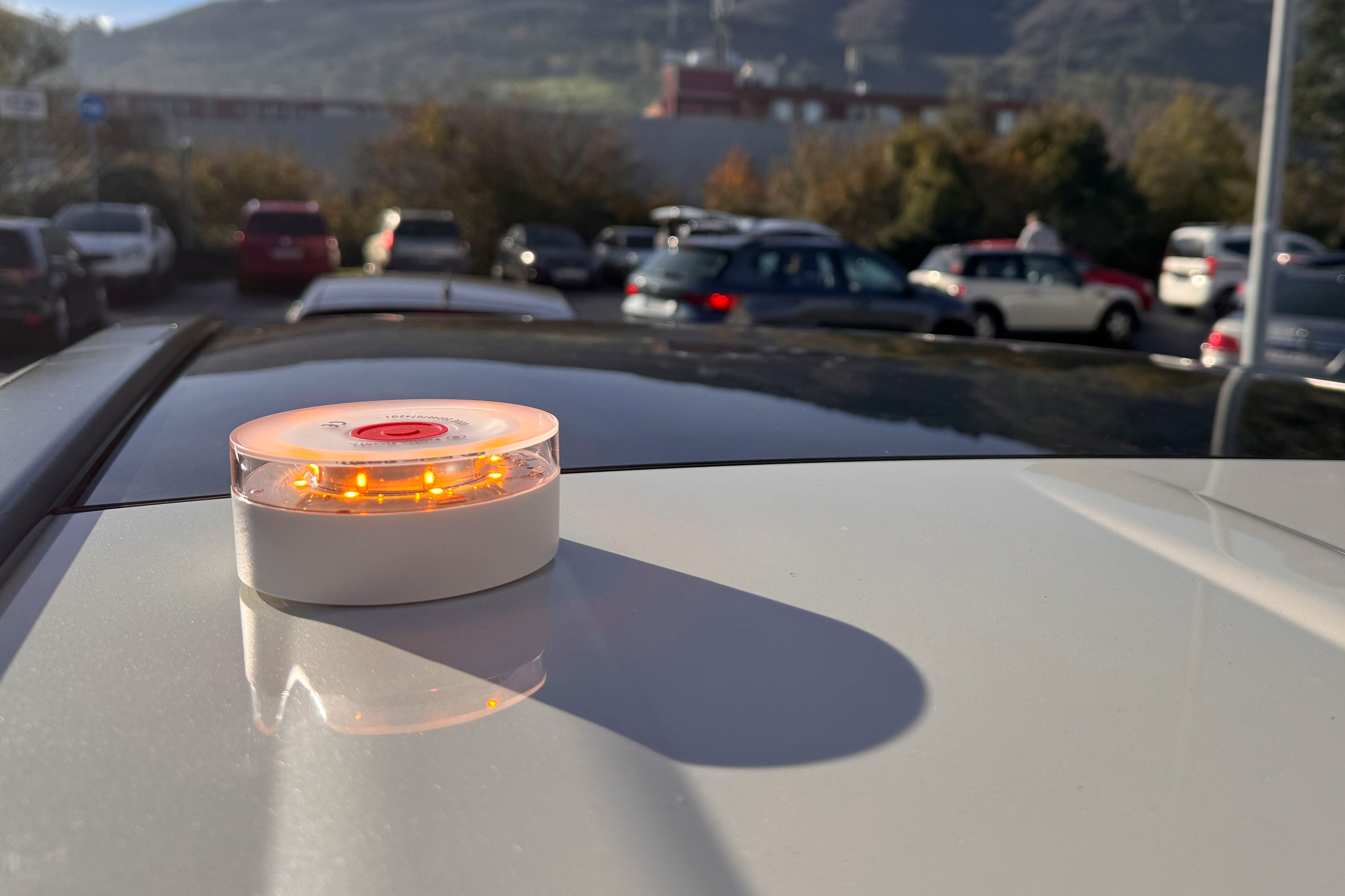 La señal luminosa V-16, que reemplaza a los tradicionales triángulos de emergencia y que estará conectada a la Dirección General de Tráfico (DGT), será obligatoria desde el 1 de enero