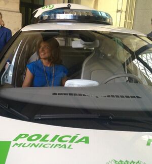 Ana Botella en uno de los nuevos coches eléctricos de la Policía Municipal