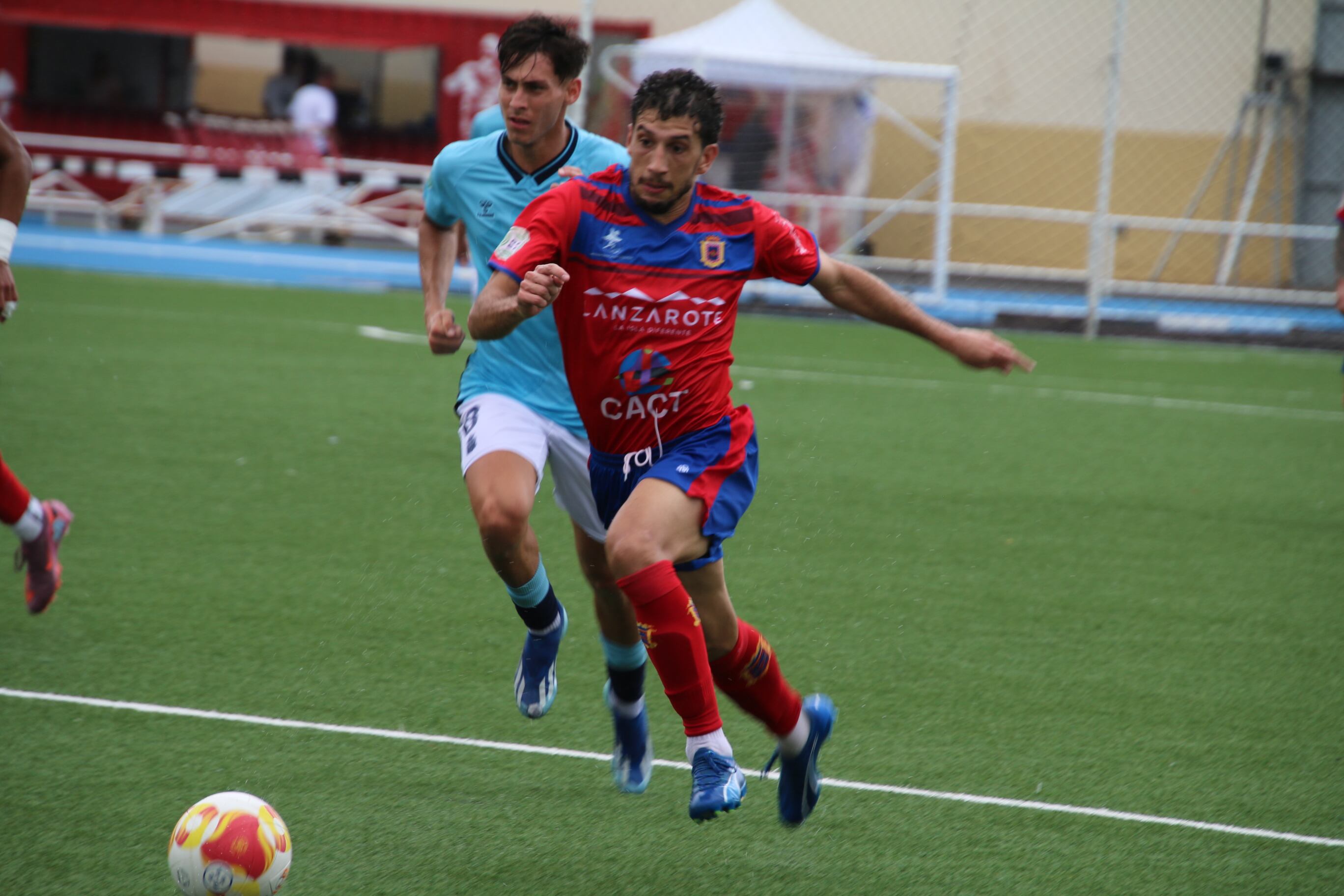 Disputa por el balón en el UD Lanzarote-UD Las Palmas C.