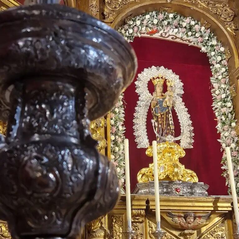 La imagen gótica de La Hiniesta preside el altar mayor de la Parroquia de San Julián