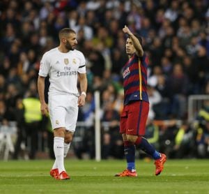 Luis Suárez celebra el primer gol del Barcelona en el Bernabéu.