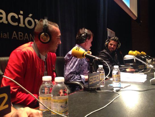 Iago Aspas y Nolito junto a José Ramón de la Morena durante el programa especial de &quot;El Larguero&quot; en Vigo