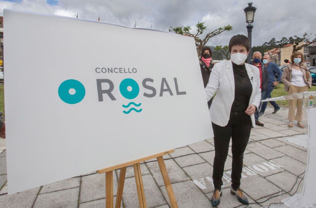 La alcaldesa Ánxela Fernández junto a la nueva imagen corporativa de O Rosal. 