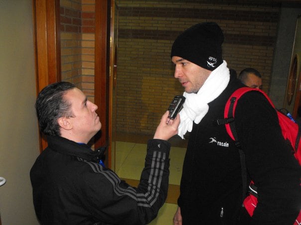 Carlos Prieto, entrevistado por José Luis Vela para la SER, en un torneo internacional en 2010 en Badajoz.