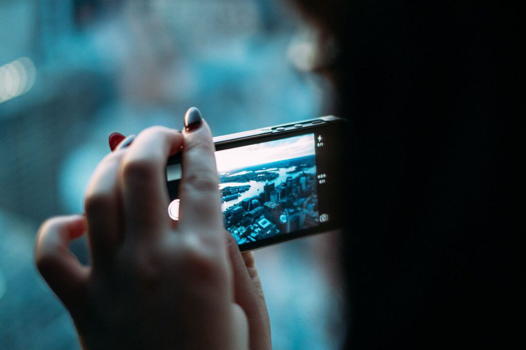 Mujer realiza una fotografía desde su teléfono móvil