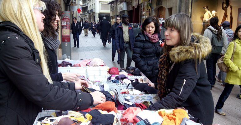 Clientes en una de les 107 parades del mercadet de rebaixes de l'Eix.