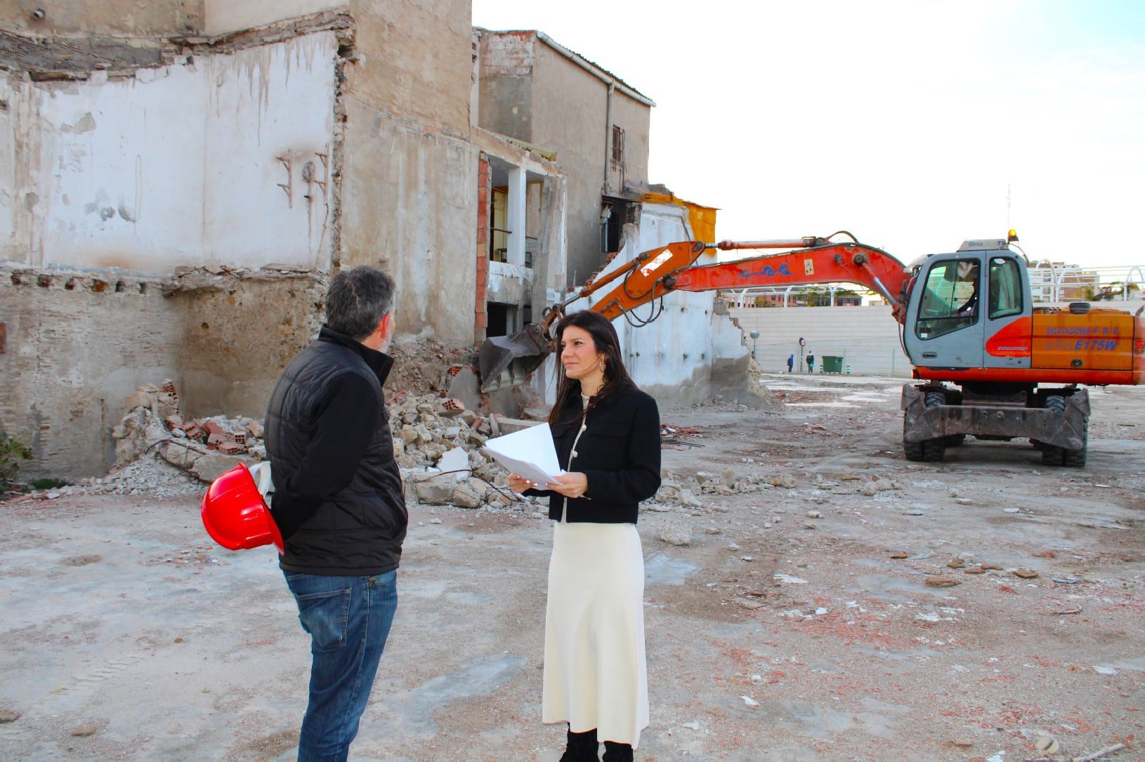 La edil María Hernández y un técnico de Urbanismo junto a la parcela donde construirán el futuro centro de Salud del Barrio de San Cristóbal