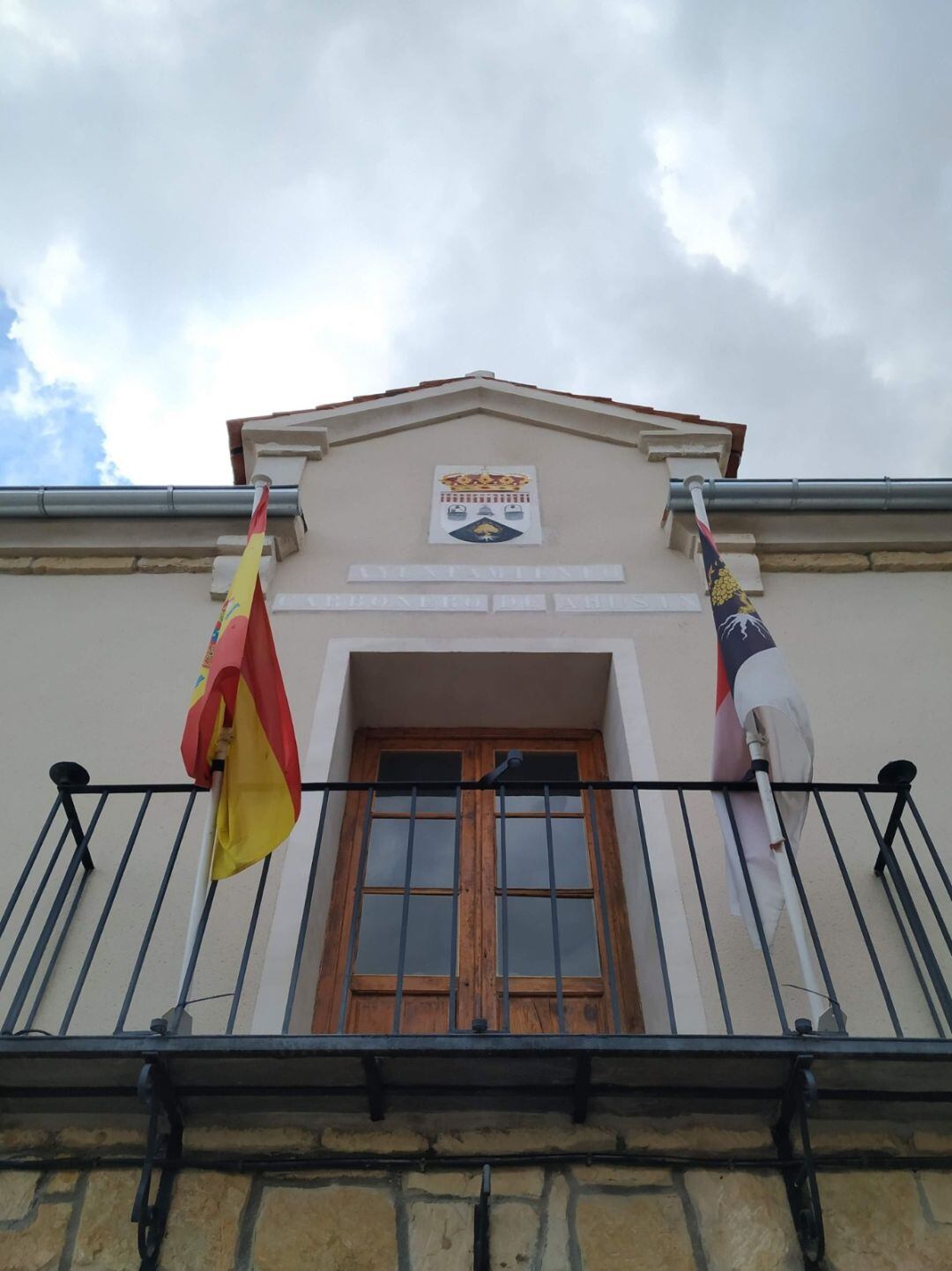 Fachada del Ayuntamiento de Carbonero de Ahusín