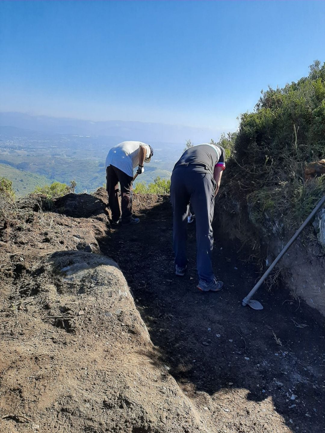 Las cuadrillas de vecinos trabajan para destapar el canal