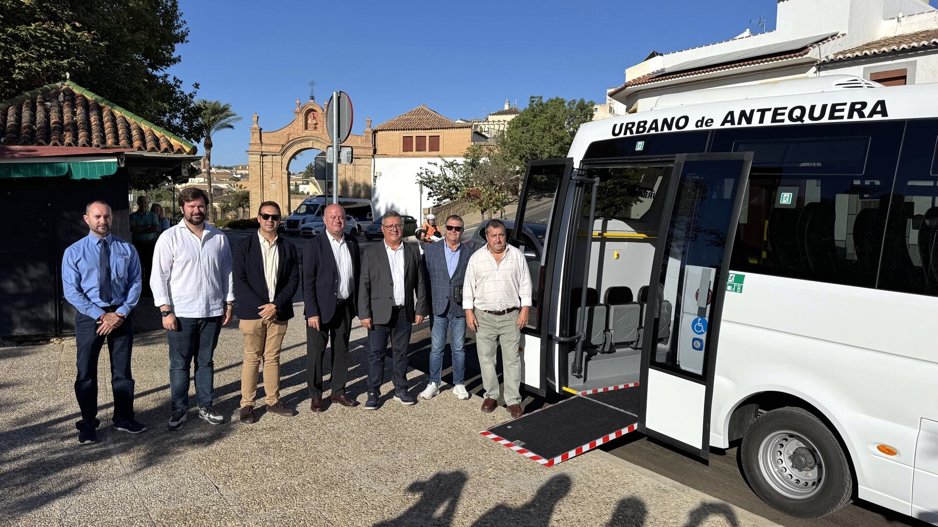 Presentación del nuevo autobús de la UTE Urbano de Antequera