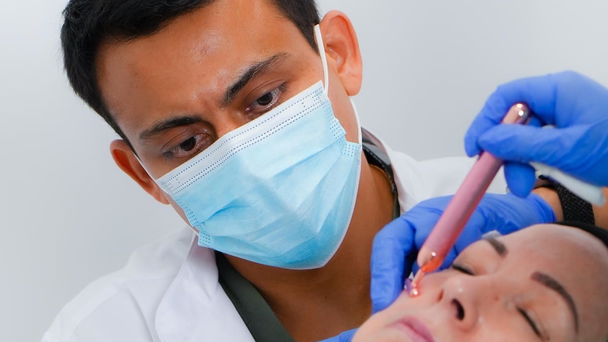 Entrevistamos al doctor John Llano, director de Harmony Medicina Estética de Pinto