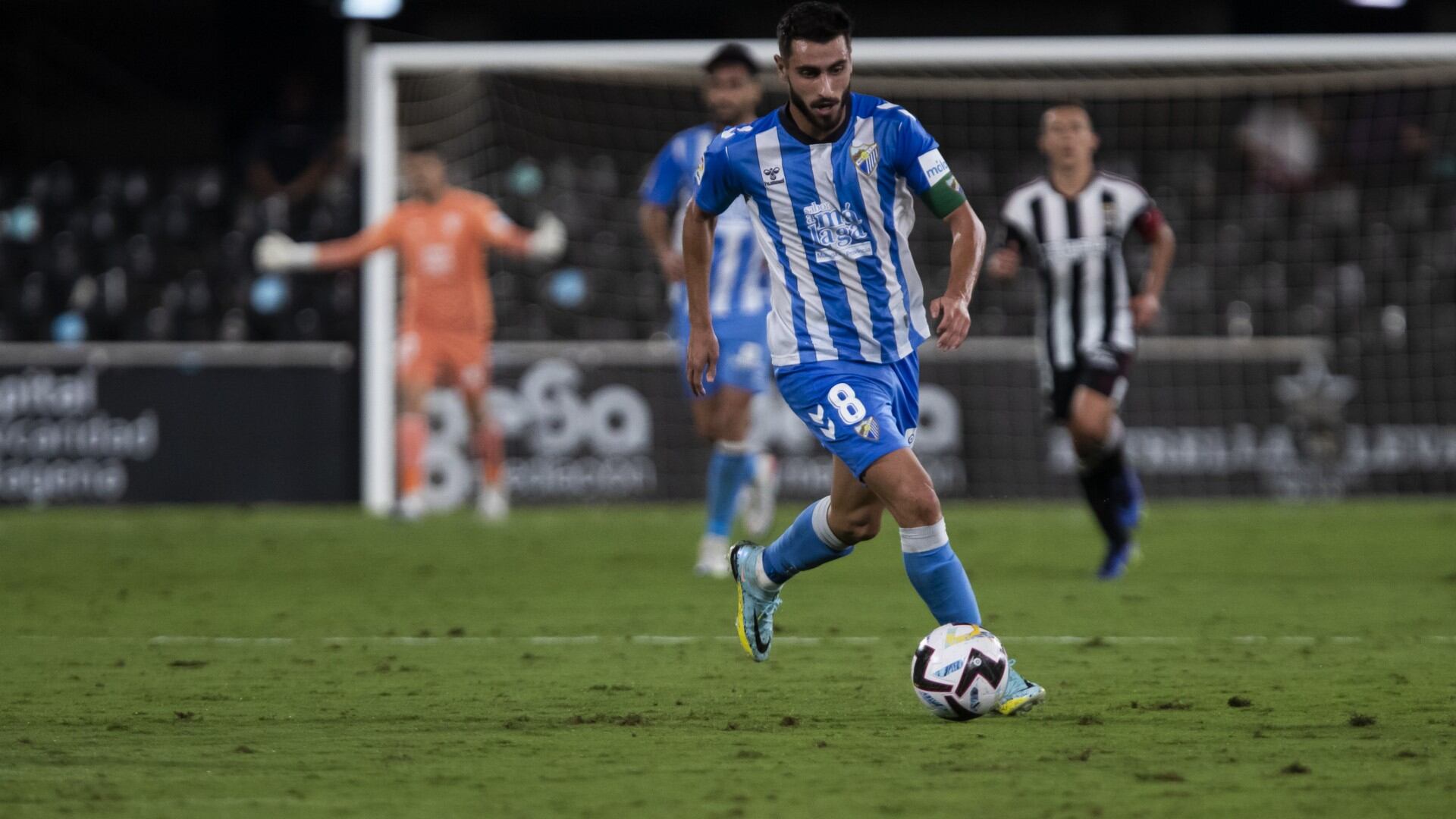 Luis Muñoz conduce el balón en el campo del Cartagena