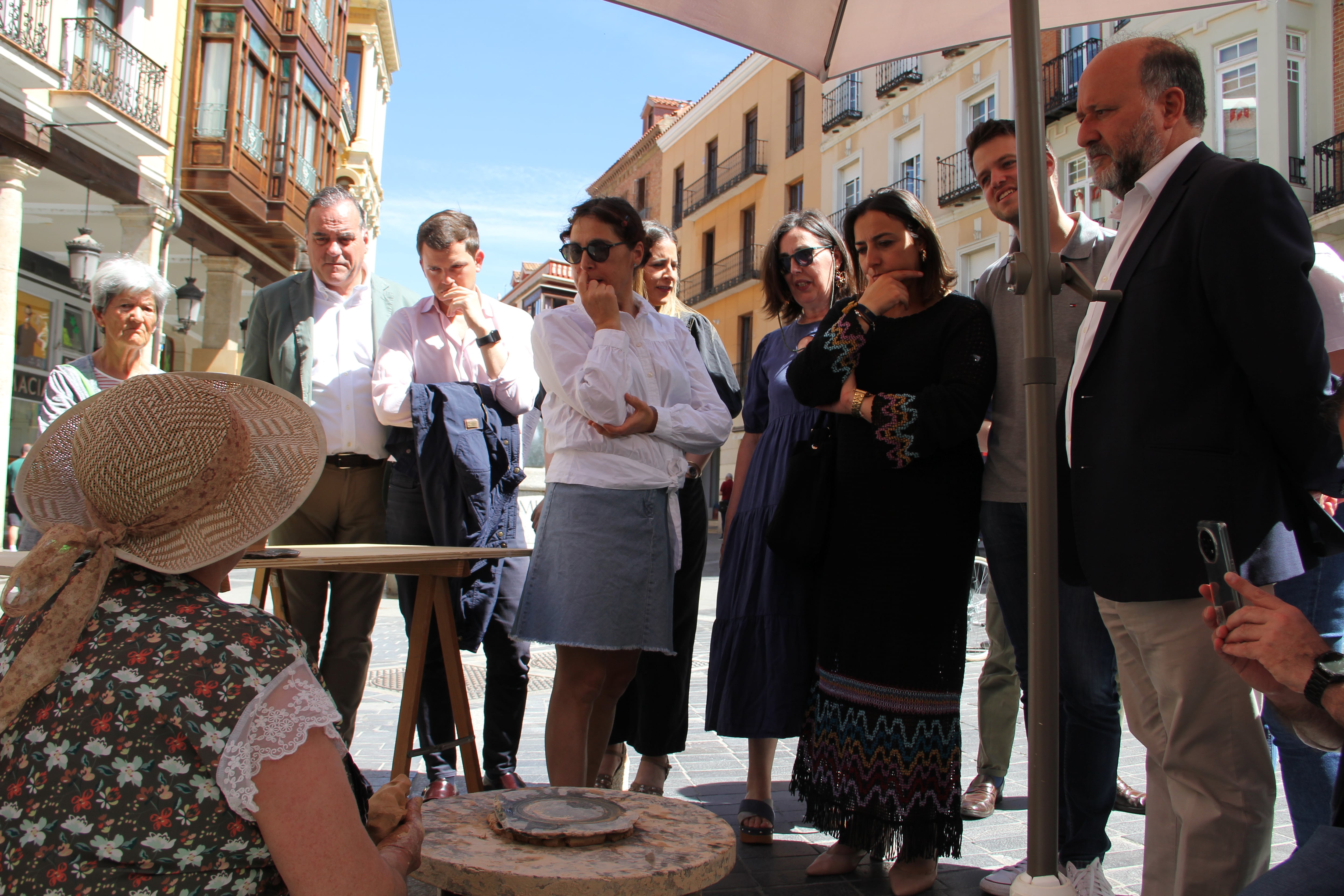 La XXXVII Muestra de Cerámica Ciudad de Palencia reúne a 21 expositores en la Calle Mayor