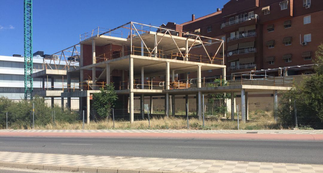 El edificio inacabado de la Ronda Oeste, junto a los Juzgados