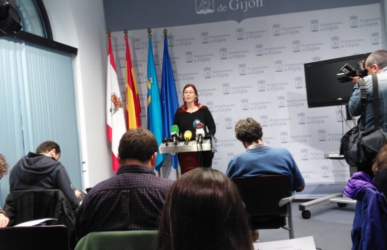 Estefania Puente durante su intervención en la sala de prensa del Ayuntamiento de Gijón