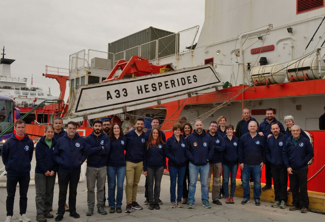 Foto de familia de los integrantes de la expedición en Ushuaia (Argentina) antes de embarcarse a bordo del Hespérides