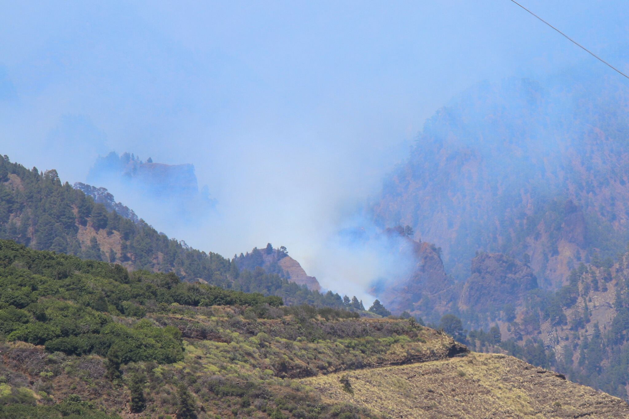 LOS LLANOS DE ARIDANE (LA PALMA), 18/07/2023.- Fotografía del Parque Nacional de Caldera de Taburiente este martes, donde se centran los esfuerzos para la extinción del incendio declarado en La Palma. EFE/ Luis G Morera
