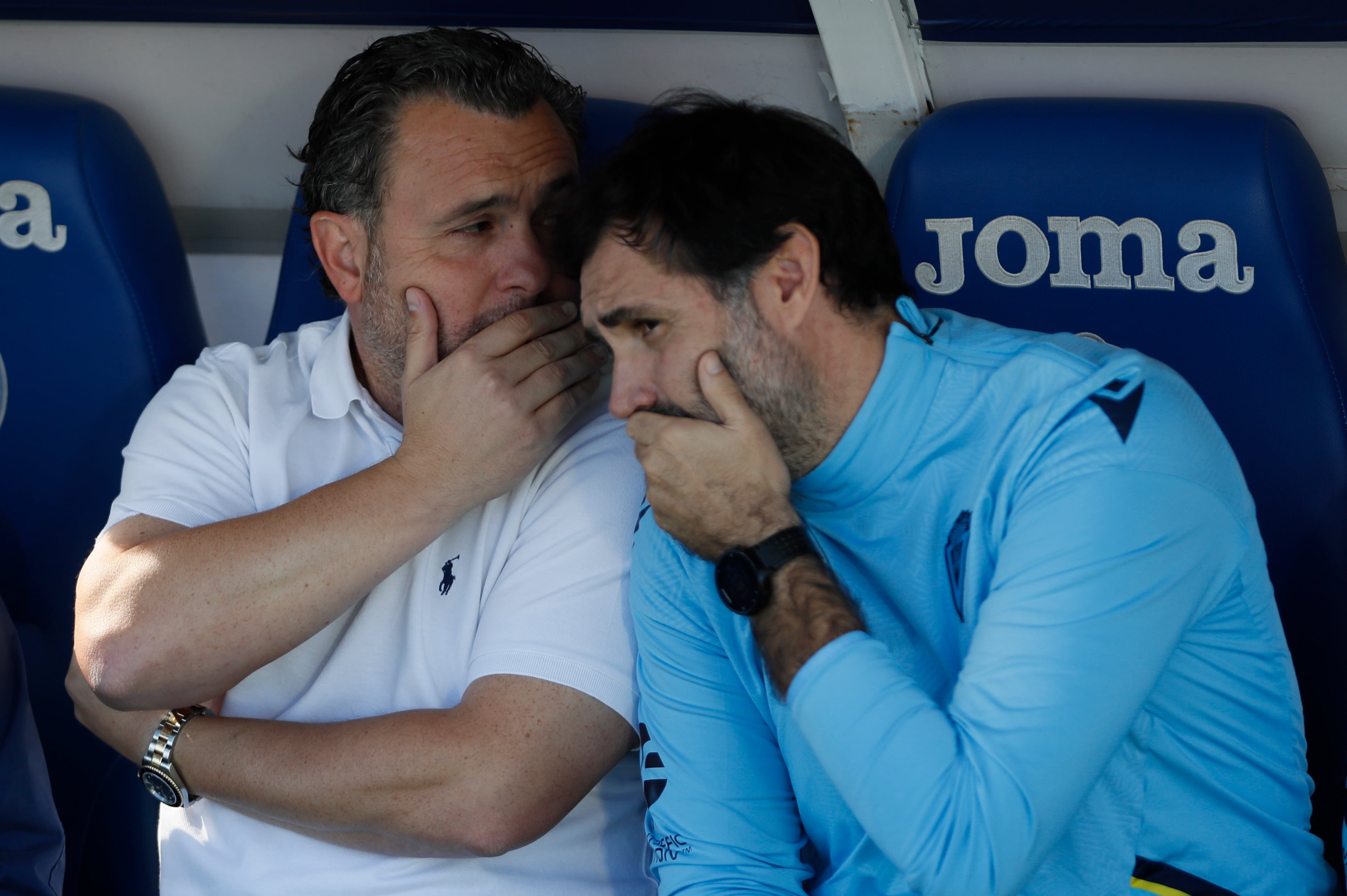 GETAFE (MADRID), 05/11/2022.- El entrenador del Cádiz FC, Sergio González (i) durante el partido correspondiente a la decimotercera jornada de LaLiga entre el Getafe FC y el Cádiz FC disputado este sábado en el Coliseum Alfonso Pérez de Getafe. EFE/ Mariscal
