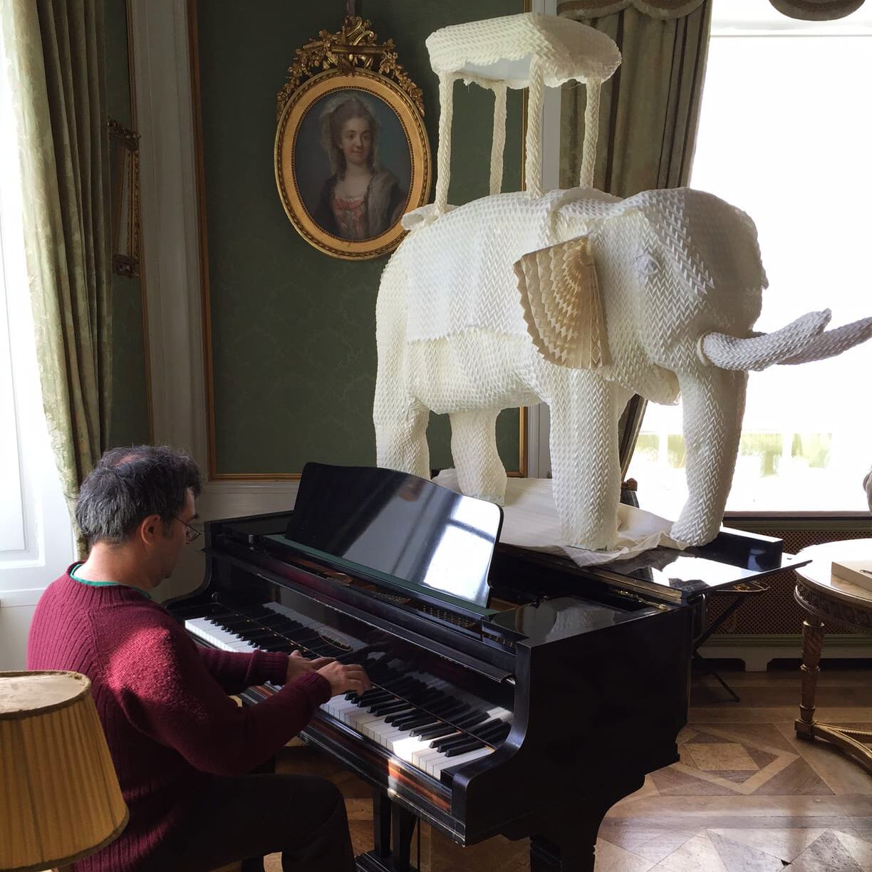 Joan Sallas junto a un elefante plegado con servilletas para un banquete de los príncipes de Suecia.