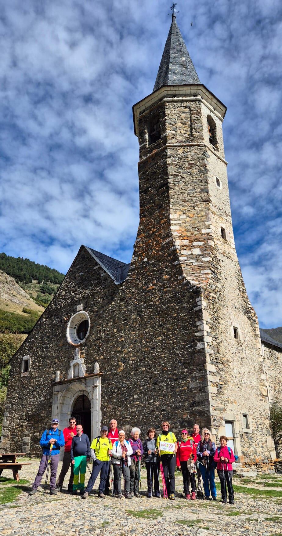 Equipo de marcha nórdica en el Santuario de Santa María de Montgarri. CMAB.