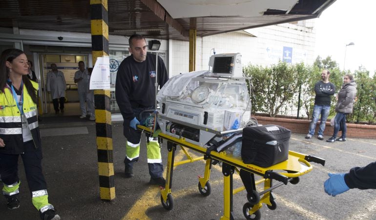 Uno de los bebés trasladados en incubadora.