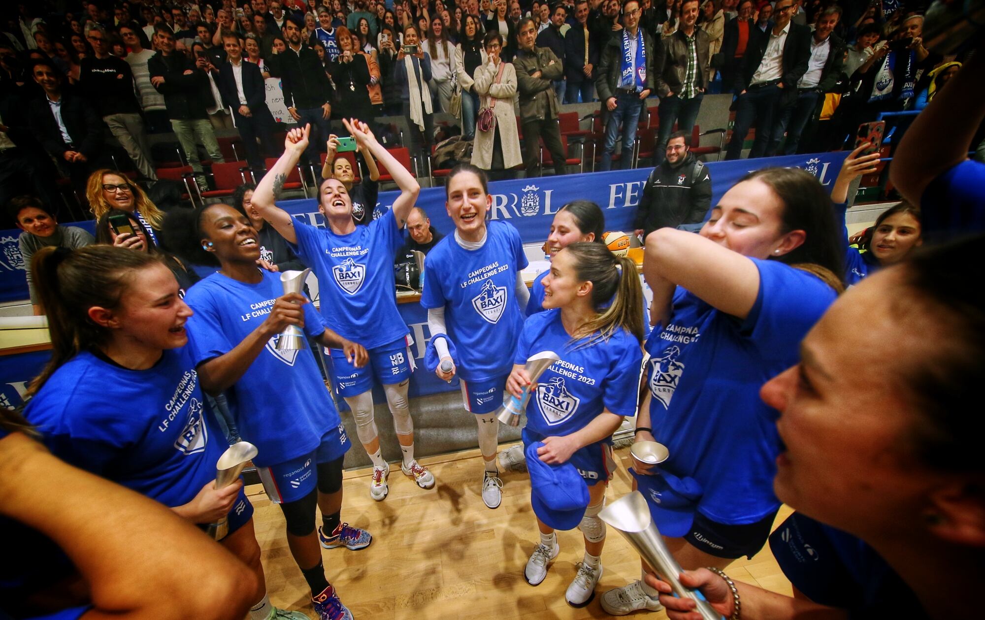 Las jugadoras del Baxi celebran su ascenso de este sábado en A Malata (foto: Mero Barral / Cadena SER)