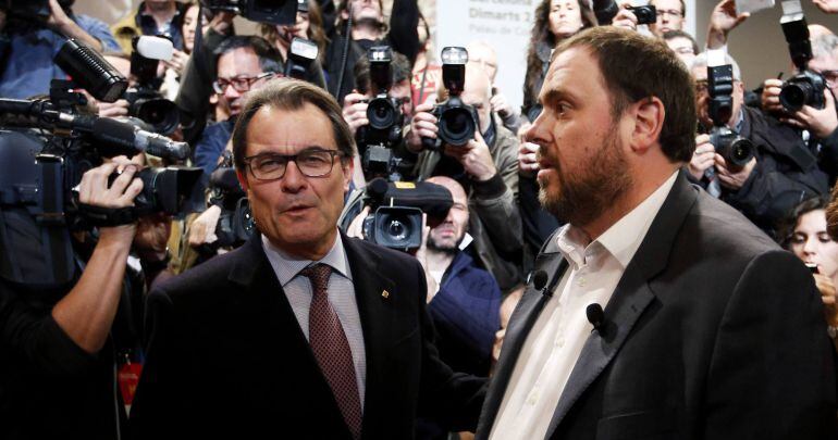 Republican Left Party President Oriol Junqueras (R) stands next to Catalonia's President Artur Mas before a Junqueras' conference at "Palau de Congesos de Catalunya" in Barcelona December 2, 2014. Junqueras will be assessing the situation after a symbolic vote on the region's independence from Spain. REUTERS/Gustau Nacarino (SPAIN - Tags: POLITICS)