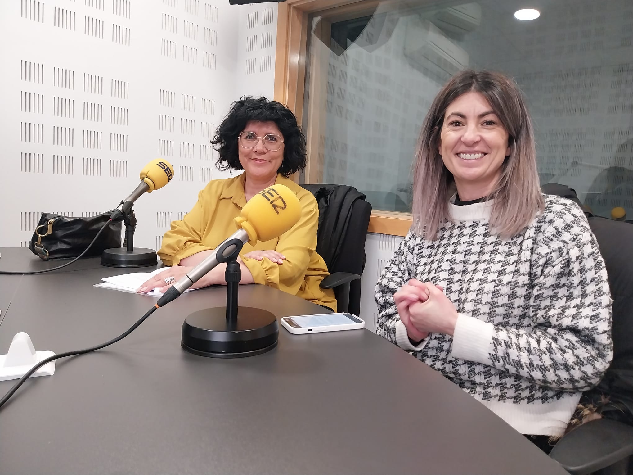 La concejala de Mayores de Parla, María Curiel y la Coordinadora Centro de Mayores, Ana Sánchez en los estudios de SER Madrid Sur.