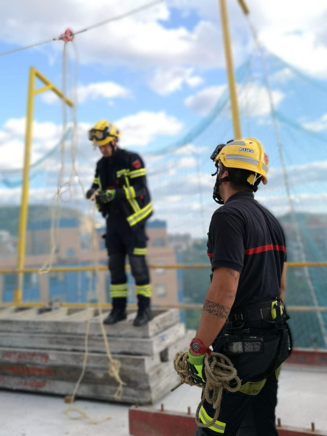 Bomberos del SPEIS en una obra en la avenida Periodista Rodolfo Salazar