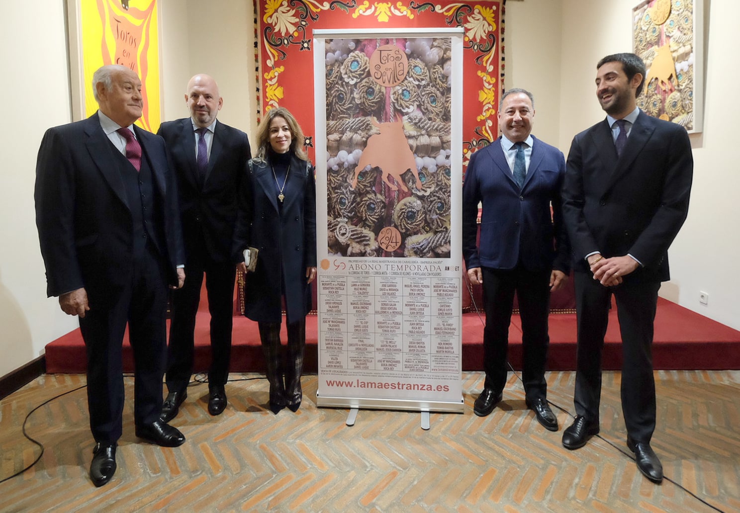 Foto de grupo en la presentación de los carteles de la temporada taurina 2024 en la Real Maestranza de Sevilla