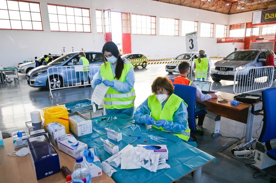 Vacunación masiva contra la covid en las instalaciones de Fermasa, en Armilla (Granada)