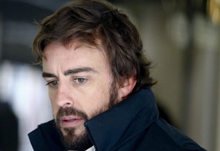 WUHONG65 SHANGHÁI (CHINA) 10/04/2015.- El piloto español de Fórmula Uno Fernando Alonso, de McLaren, durante los entrenamientos en el circuito internacional de Shanghái en China hoy, viernes 10 de abril de 2015. El Gran Premio de China se disputa el próxi