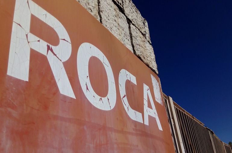 Puerta de la fábrica de bañeras de Roca en Alcalá de Henares