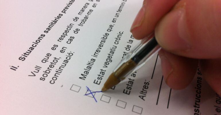 Imatge d'un dels fulls del document on la persona marca algunes de les situacions sanitàries previstes