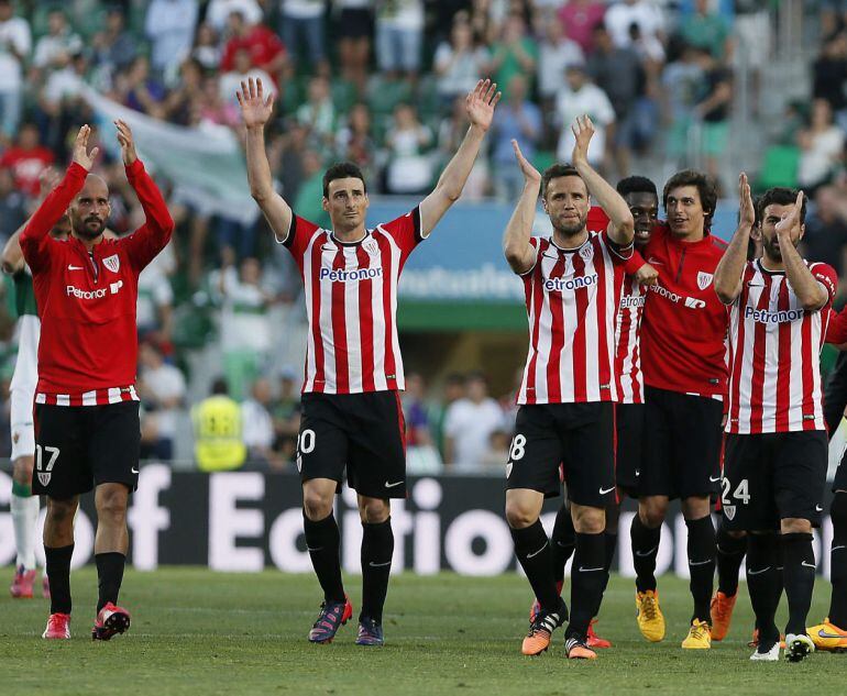 GRA559. ELCHE, 17/05/2015.- Los jugadores del Athletic Bilbao celebran su victoria sobre el Elche al final del encuentro de la jornada 37 de Liga de Primera División que se disputa en el estadio Martínez Valero. EFE/Manuel Lorenzo