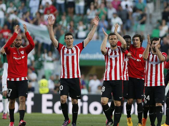 GRA559. ELCHE, 17/05/2015.- Los jugadores del Athletic Bilbao celebran su victoria sobre el Elche al final del encuentro de la jornada 37 de Liga de Primera División que se disputa en el estadio Martínez Valero. EFE/Manuel Lorenzo