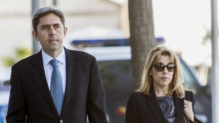 El exvicepresidente de la Generalitat de Valencia Vicente Rambla Momplet, y exconsellera de Cultura Trinidad María Miró Mira, a su llegada a la Administración Pública (EBAP), donde han declarado en calidad de testigos en la trigesimoprimera jornada del ju