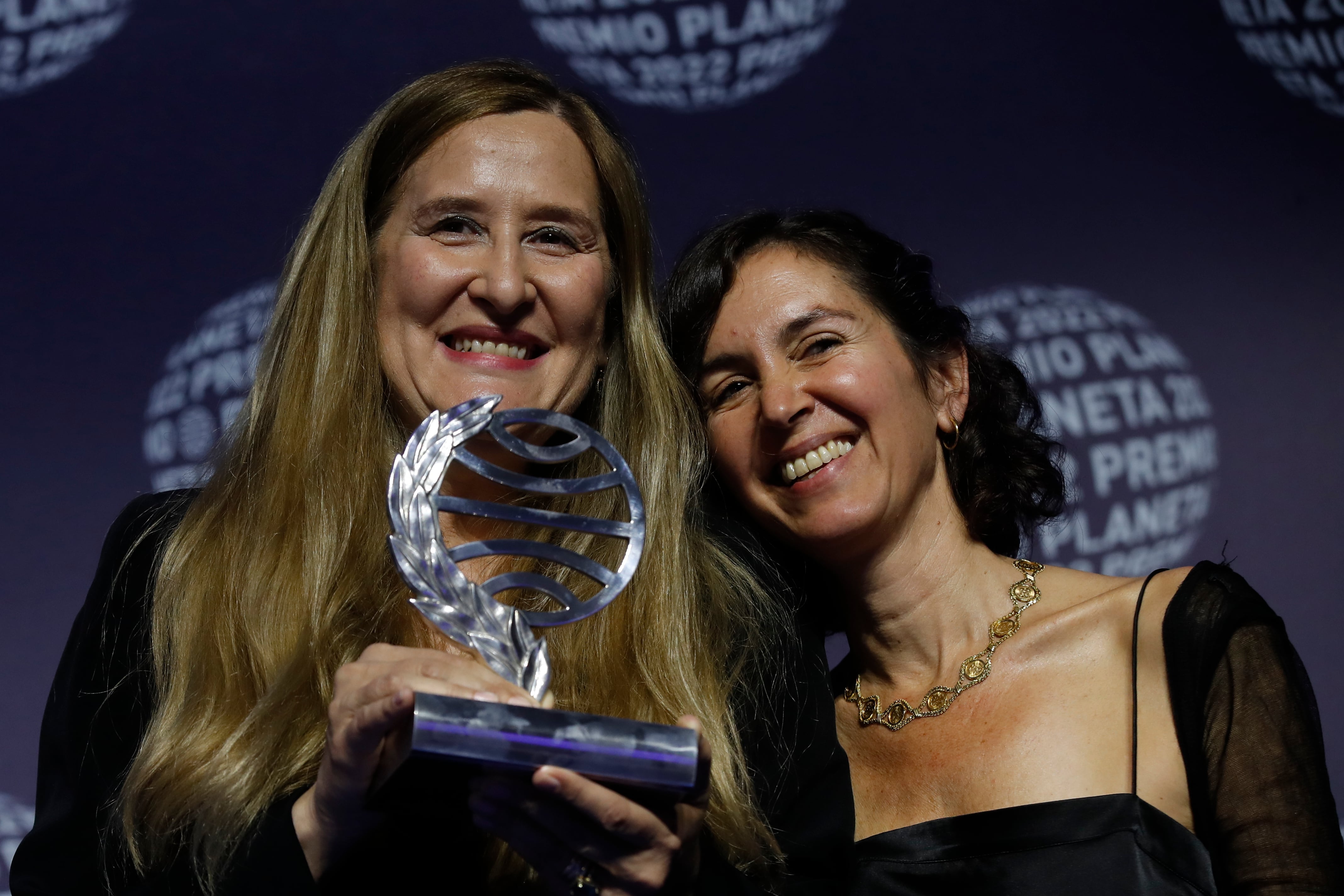 BARCELONA, 15/10/2022.- Las escritoras Luz Gabás, ganadora, y Cristina Campos (d), finalista, durante la gala del Premio Planeta celebrada este sábado en Barcelona. EFE/ Toni Albir
