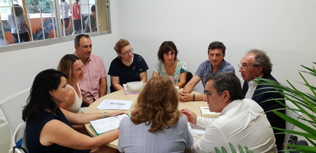 Imagen de la reunión de March con el equipo directivo del instituto Sa Blanca Dona