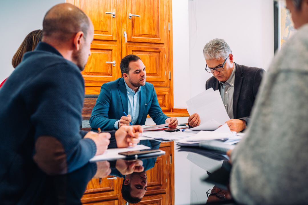 Jacobo Medina, consejero de Obras Públicas del Cabildo de Lanzarote, en su reunión con José Juan Cruz, alcalde de Tías.