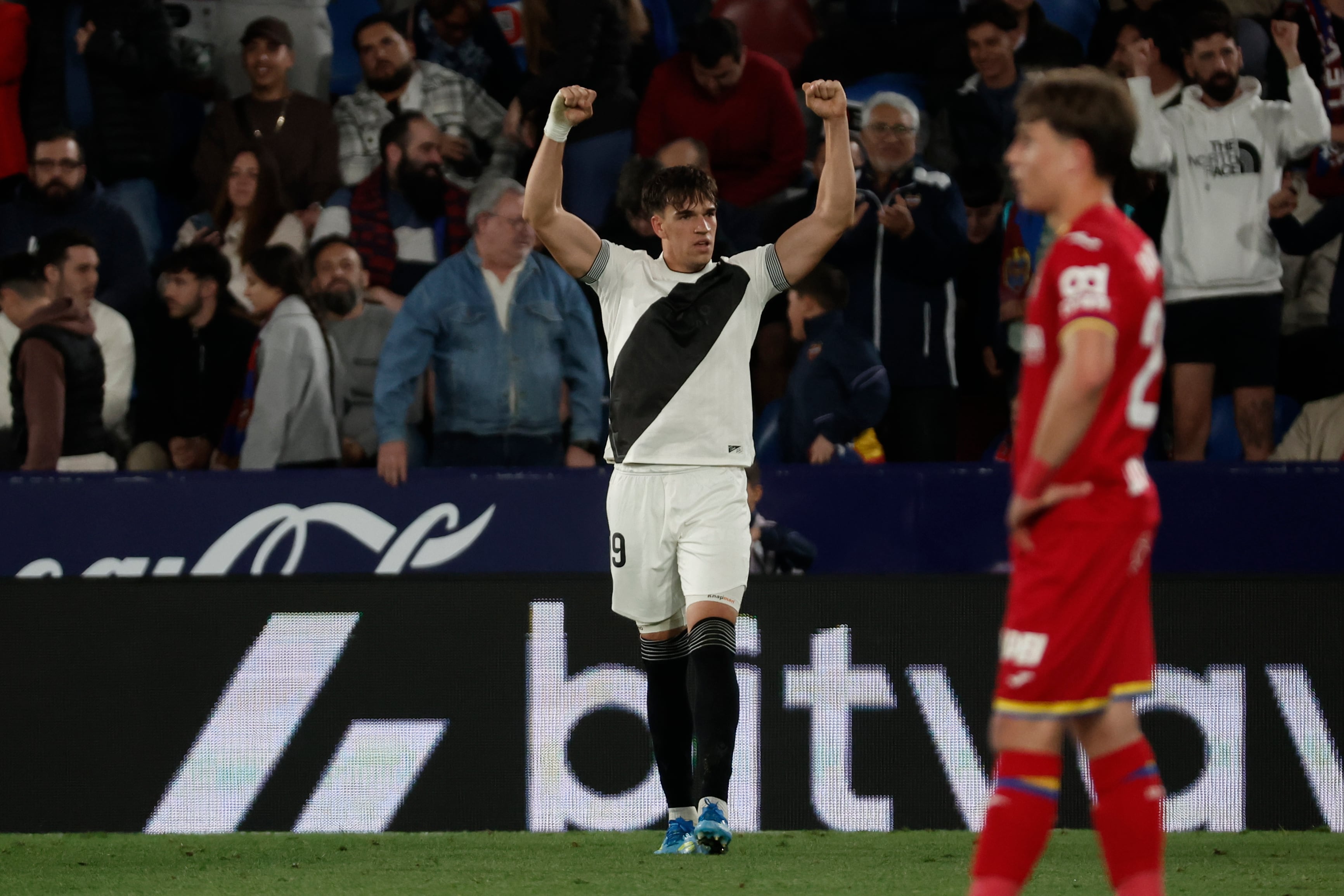 VALENCIA, 13/04/2026.- El delantero del Levante Carlos Espí celebra su gol durante el encuentro correspondiente a la jornada 31 de LaLiga que Levante UD y Getafe CF disputan este lunes en el estadio Ciutat de Valencia. EFE/ Manuel Bruque.