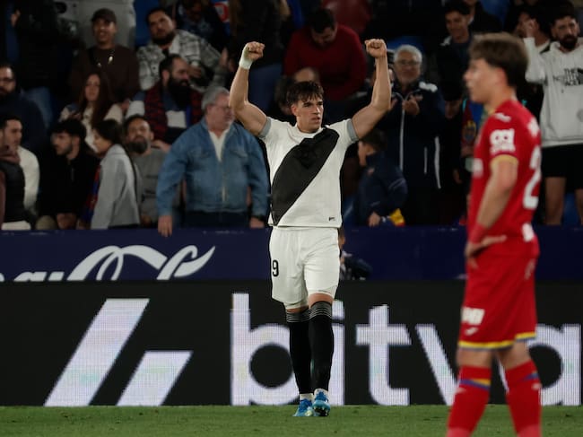 VALENCIA, 13/04/2026.- El delantero del Levante Carlos Espí celebra su gol durante el encuentro correspondiente a la jornada 31 de LaLiga que Levante UD y Getafe CF disputan este lunes en el estadio Ciutat de Valencia. EFE/ Manuel Bruque.