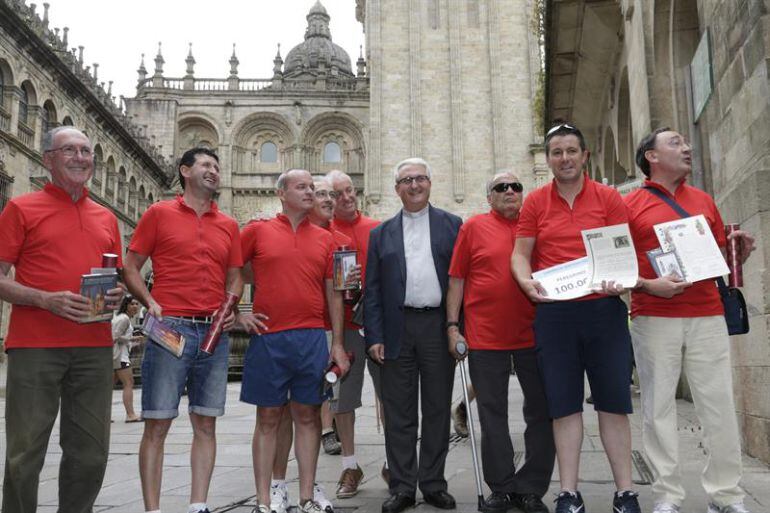 El director de la Fundación Catedral, Daniel Lorenzo, recibe a Julián (segundo por la derecha) y a sus compañeros.