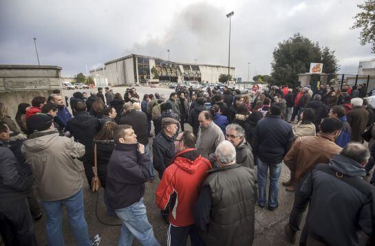 GRA226. BURGOS, 17/11/2014.- Varios trabajadores de Campofrío permanecen ante el edificio de la planta principal de la factoría, en Burgos, tras el incendio originado ayer en su interior y que sigue activo. El presidente de Campofrío, Pedro Ballvé, ha com