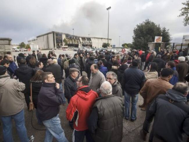 GRA226. BURGOS, 17/11/2014.- Varios trabajadores de Campofrío permanecen ante el edificio de la planta principal de la factoría, en Burgos, tras el incendio originado ayer en su interior y que sigue activo. El presidente de Campofrío, Pedro Ballvé, ha com
