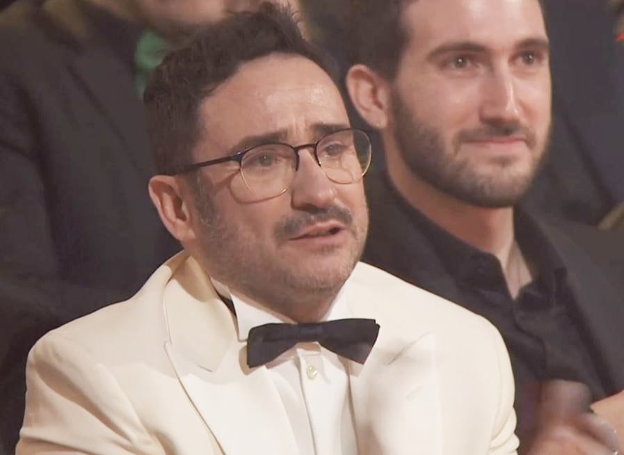 Juan Antonio Bayona, emocionado durante el discurso de Matias Recalt al ganar el Goya a mejor actor revelación.