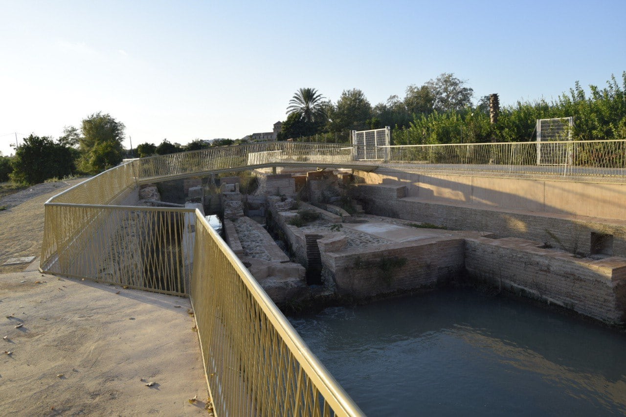 La acequia mayor Aljufía, de Murcia, atraviesa la zona norte de la huerta. A su alrededor encontramos parajes como el Molino de la Pólvora