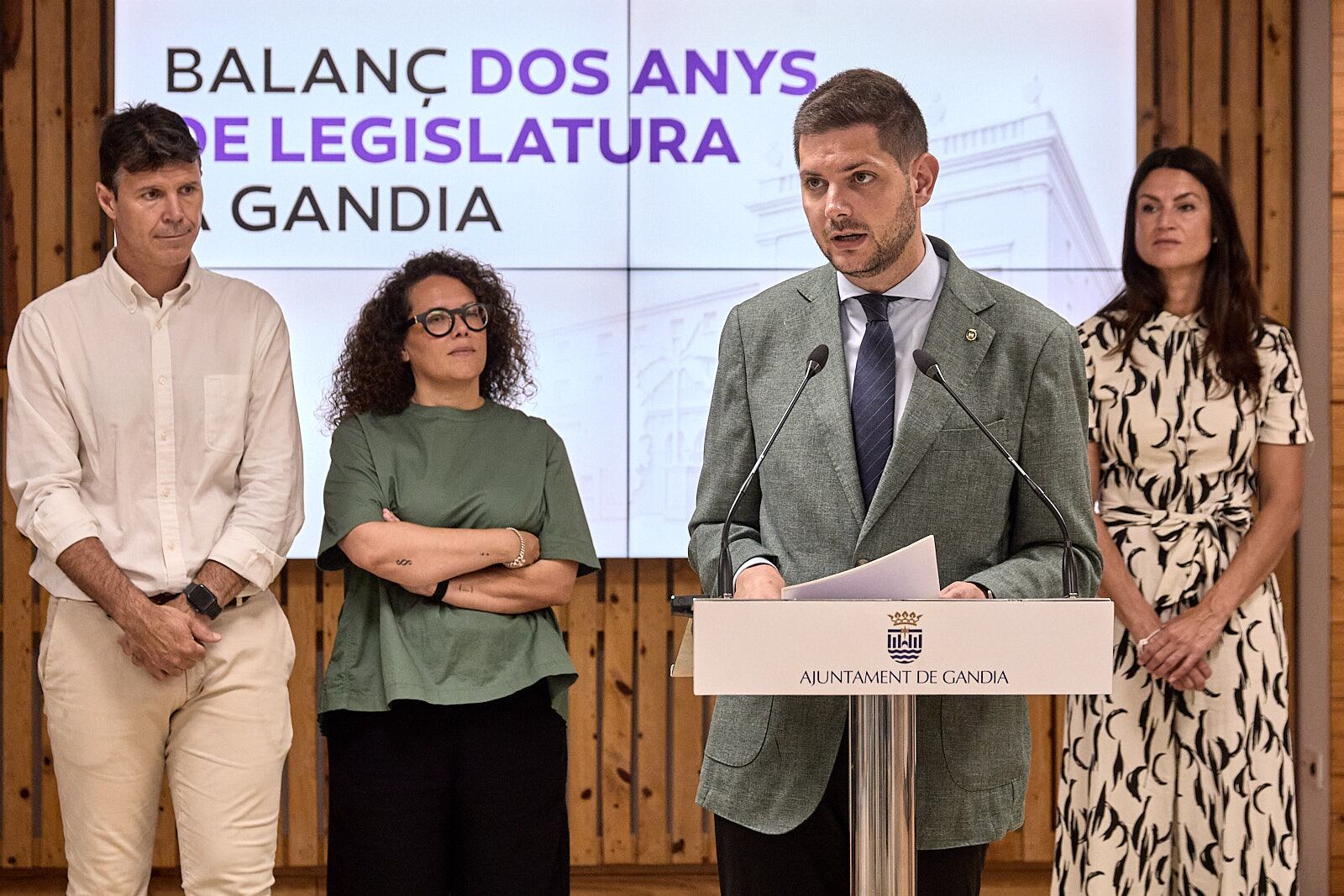 José Manuel Prieto junto a Alícia Izquierdo y otros miembros de la corporación municipal, realizando balance de los dos años de legislatura.