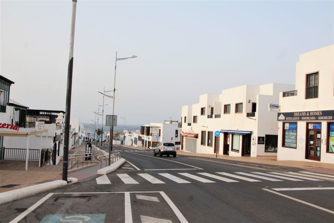 Una de las calles de Playa Blanca, en el municipio de Yaiza.